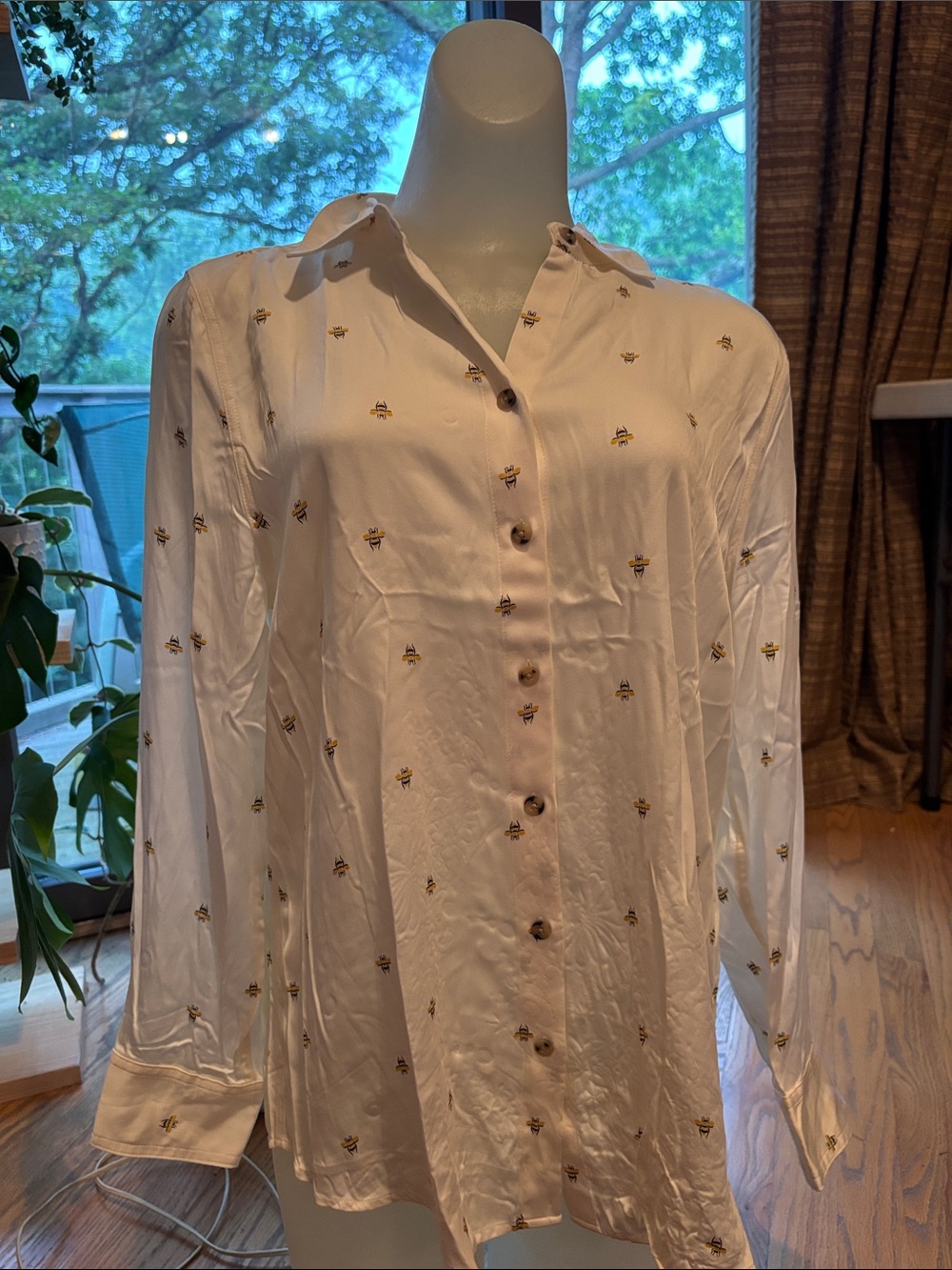Chico's Cream Button-Down Shirt with Tiny Bee Embroidery size 1